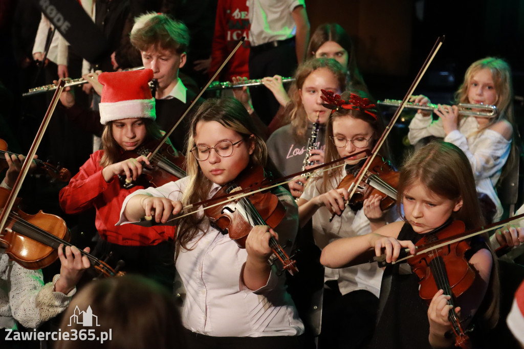 Fotorelacja: Koncert Świąteczny Szkoły Muzycznej i SP3 w MOK Zawiercie
