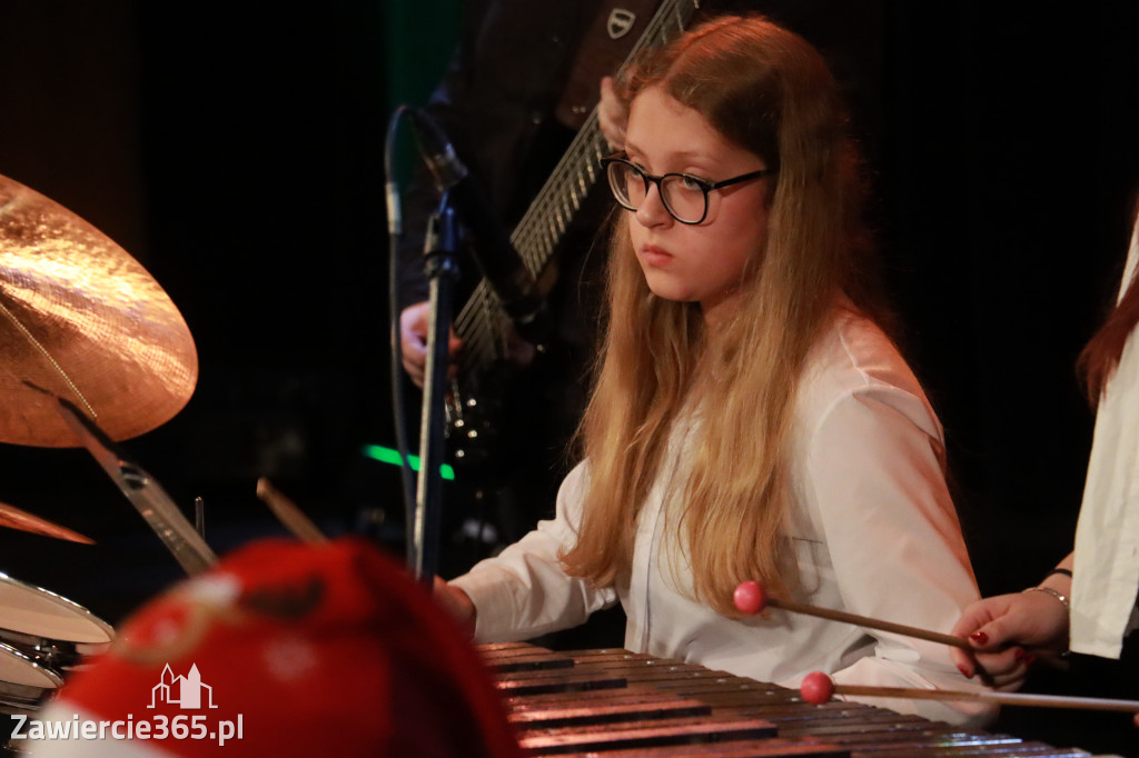 Fotorelacja: Koncert Świąteczny Szkoły Muzycznej i SP3 w MOK Zawiercie