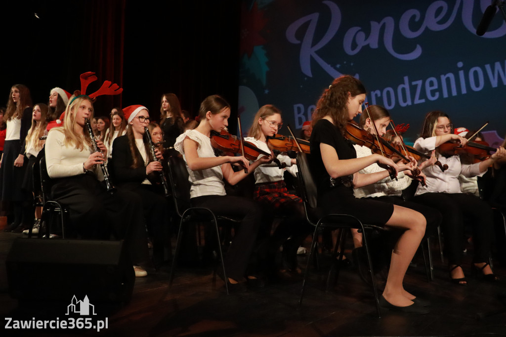 Fotorelacja: Koncert Świąteczny Szkoły Muzycznej i SP3 w MOK Zawiercie