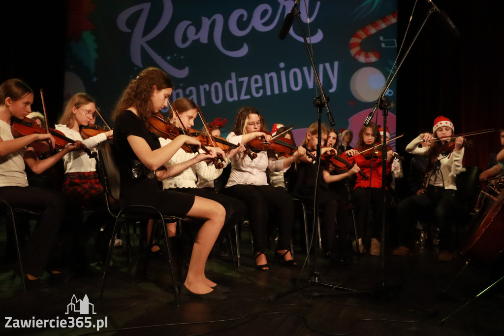 Fotorelacja: Koncert Świąteczny Szkoły Muzycznej i SP3 w MOK Zawiercie
