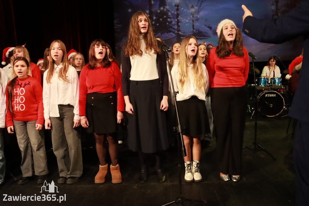 Fotorelacja: Koncert Świąteczny Szkoły Muzycznej i SP3 w MOK Zawiercie