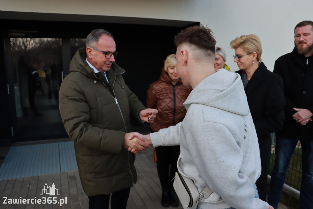Fotorelacja: Przekazanie kluczy do nowych mieszkań TBS w Łazach