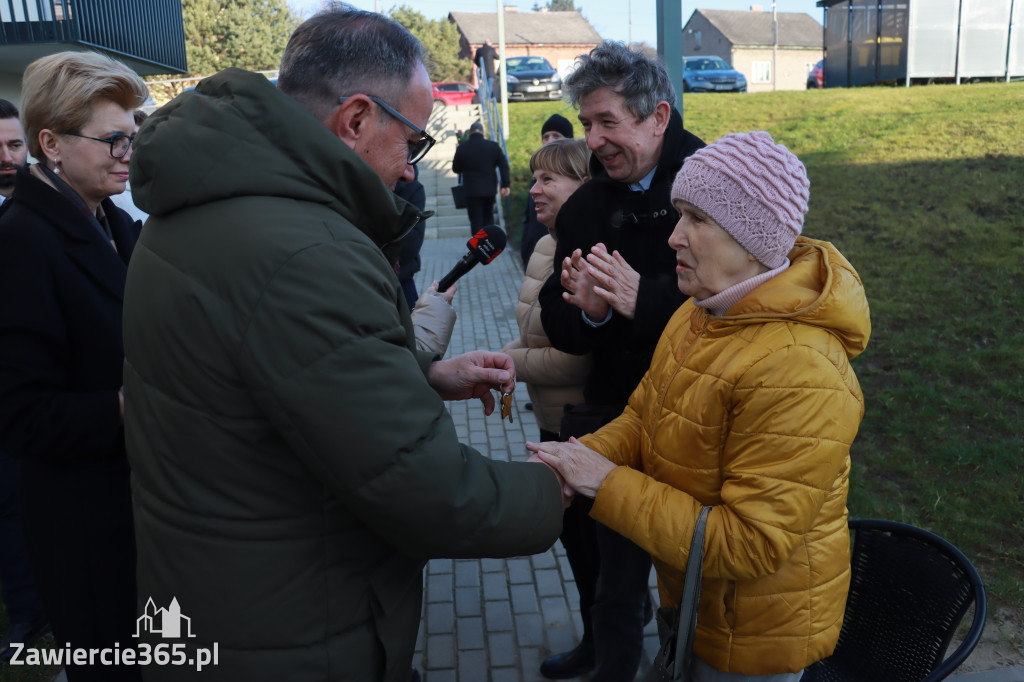 Fotorelacja: Przekazanie kluczy do nowych mieszkań TBS w Łazach