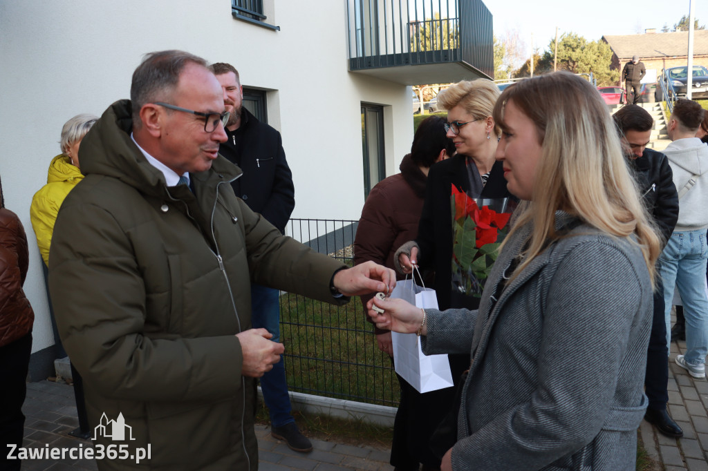 Fotorelacja: Przekazanie kluczy do nowych mieszkań TBS w Łazach