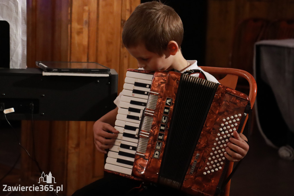 Fotorelacja: Koncert BAJKI NA DZIEŃ BABCI I DZIADKA w Pałacyku nad Wartą w Zawierciu