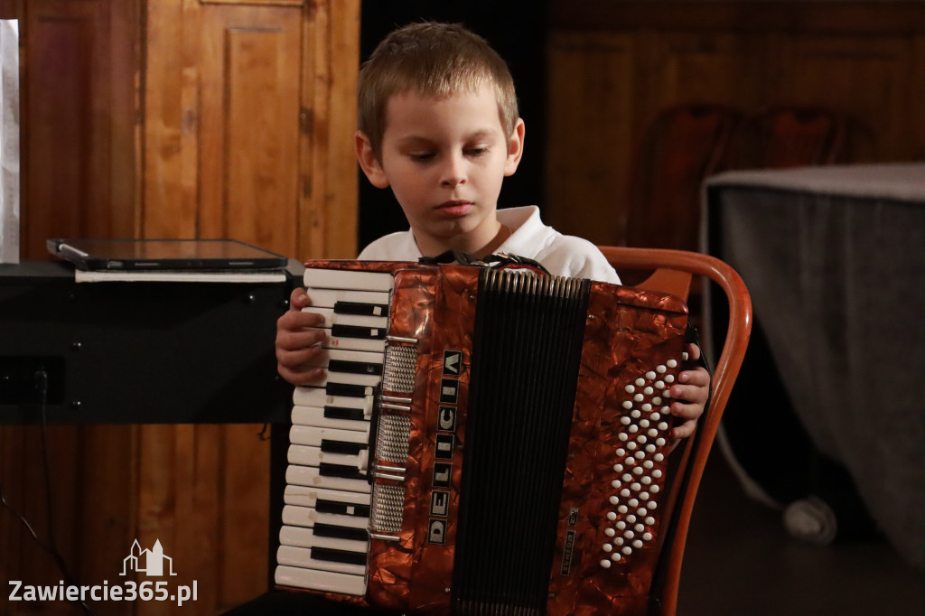 Fotorelacja: Koncert BAJKI NA DZIEŃ BABCI I DZIADKA w Pałacyku nad Wartą w Zawierciu