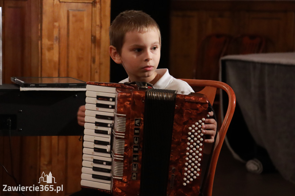 Fotorelacja: Koncert BAJKI NA DZIEŃ BABCI I DZIADKA w Pałacyku nad Wartą w Zawierciu