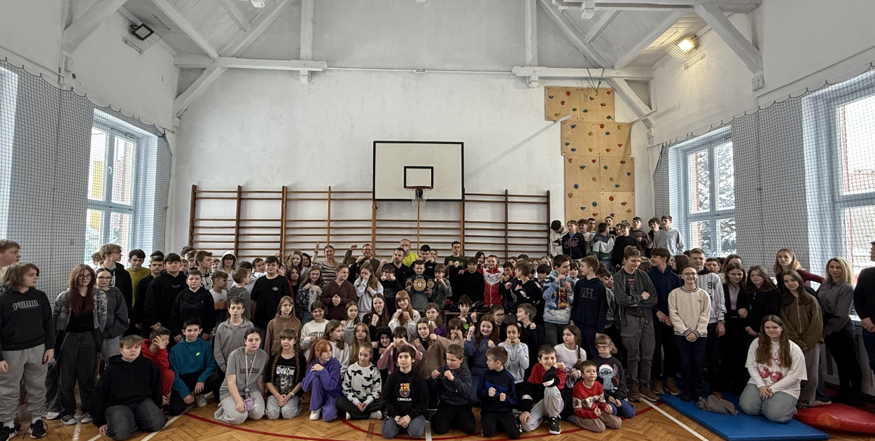 Mistrz Polski i Europy w boksie zawodowym Damian Jonak w SP4 w Zawierciu