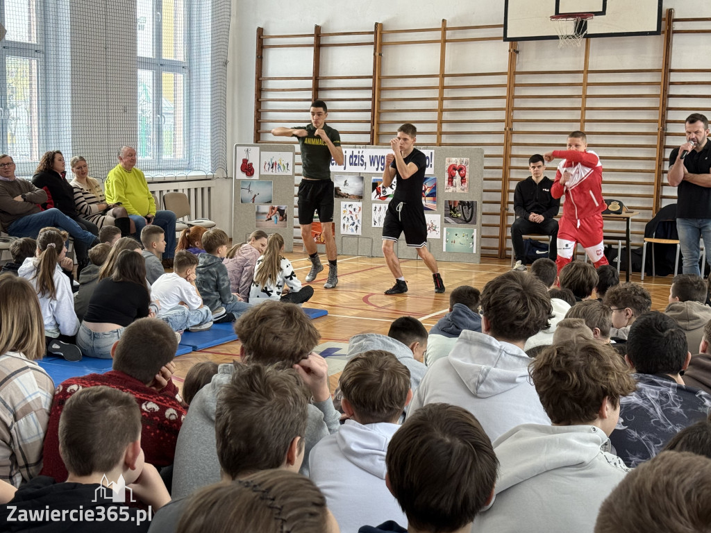 Mistrz Polski i Europy w boksie zawodowym Damian Jonak w SP4 w Zawierciu