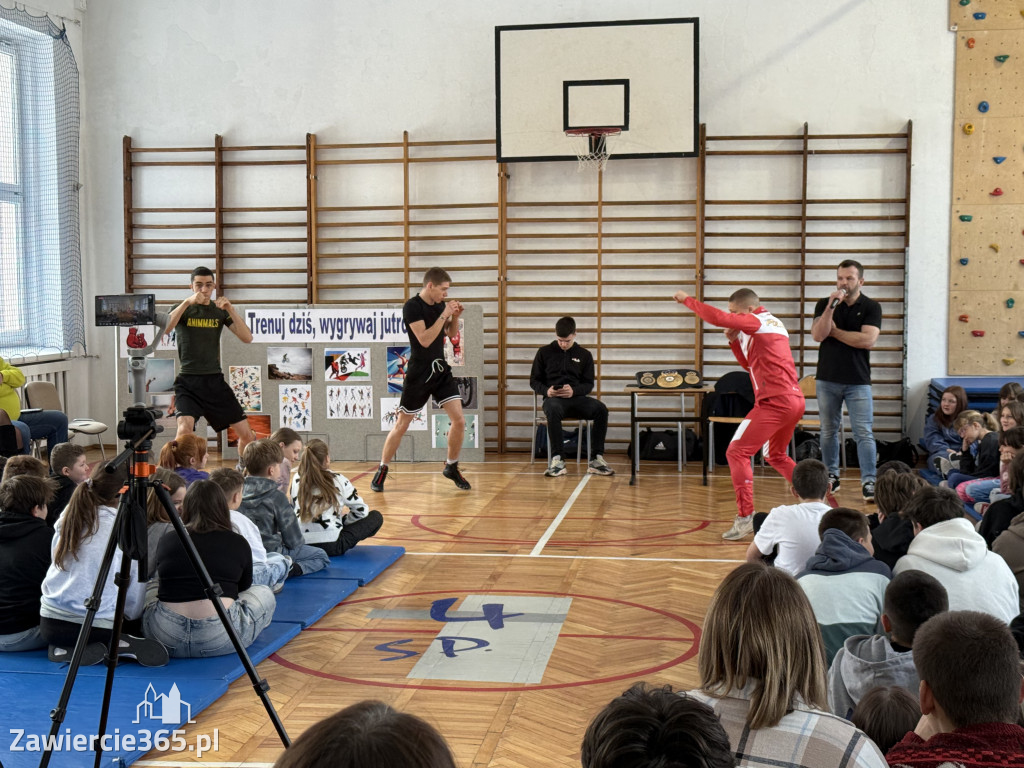 Mistrz Polski i Europy w boksie zawodowym Damian Jonak w SP4 w Zawierciu