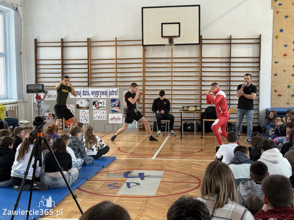 Mistrz Polski i Europy w boksie zawodowym Damian Jonak w SP4 w Zawierciu