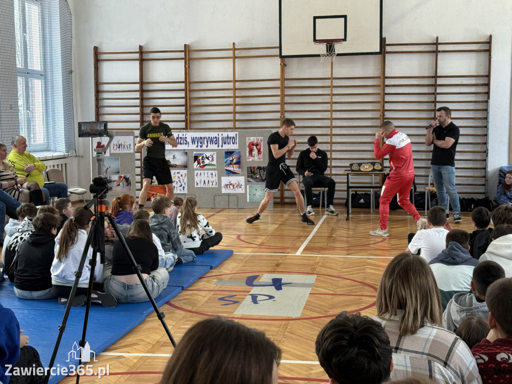 Mistrz Polski i Europy w boksie zawodowym Damian Jonak w SP4 w Zawierciu