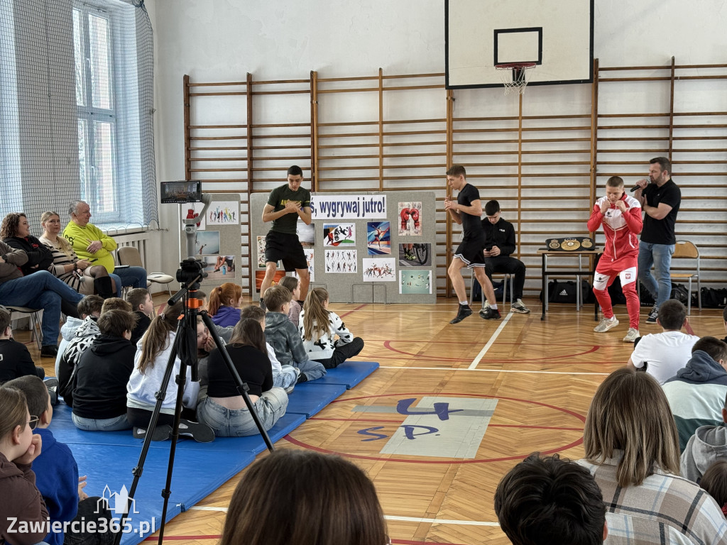 Mistrz Polski i Europy w boksie zawodowym Damian Jonak w SP4 w Zawierciu