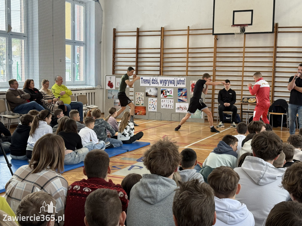 Mistrz Polski i Europy w boksie zawodowym Damian Jonak w SP4 w Zawierciu