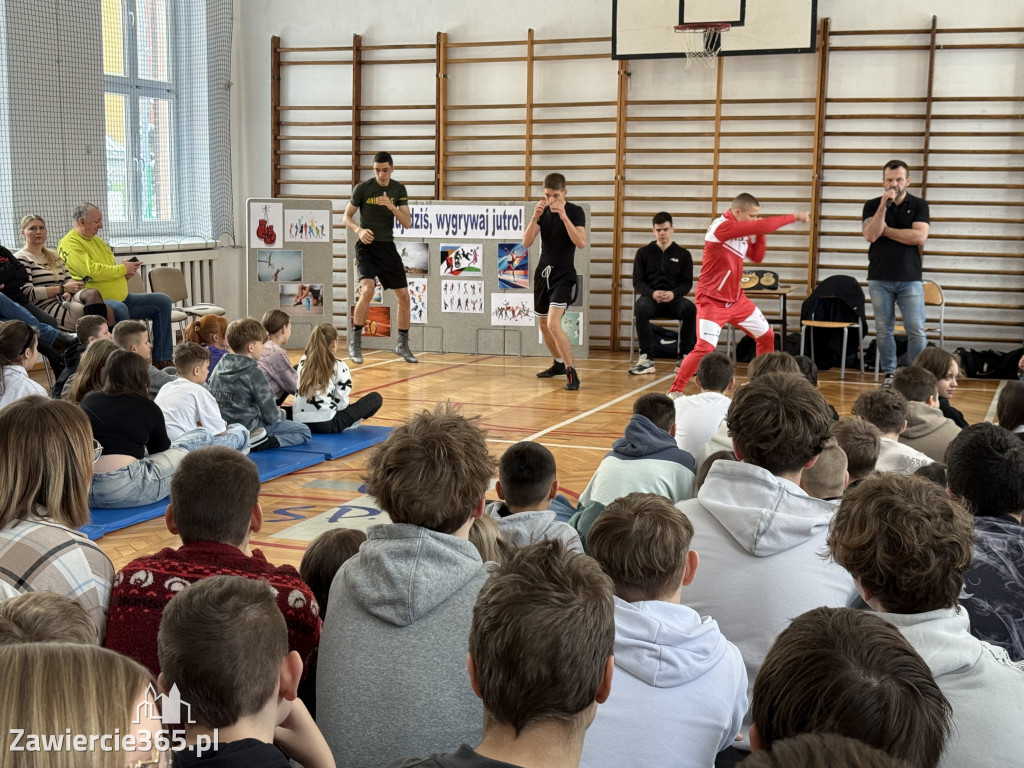 Mistrz Polski i Europy w boksie zawodowym Damian Jonak w SP4 w Zawierciu