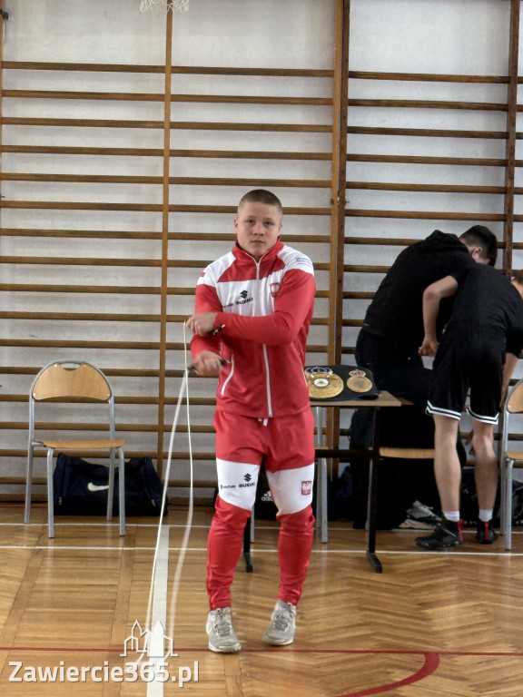 Mistrz Polski i Europy w boksie zawodowym Damian Jonak w SP4 w Zawierciu