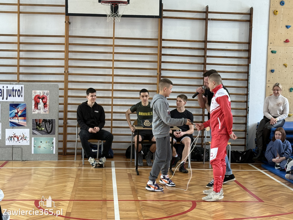 Mistrz Polski i Europy w boksie zawodowym Damian Jonak w SP4 w Zawierciu