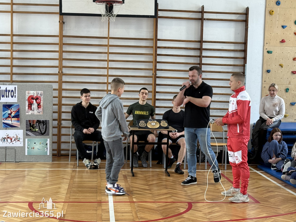 Mistrz Polski i Europy w boksie zawodowym Damian Jonak w SP4 w Zawierciu