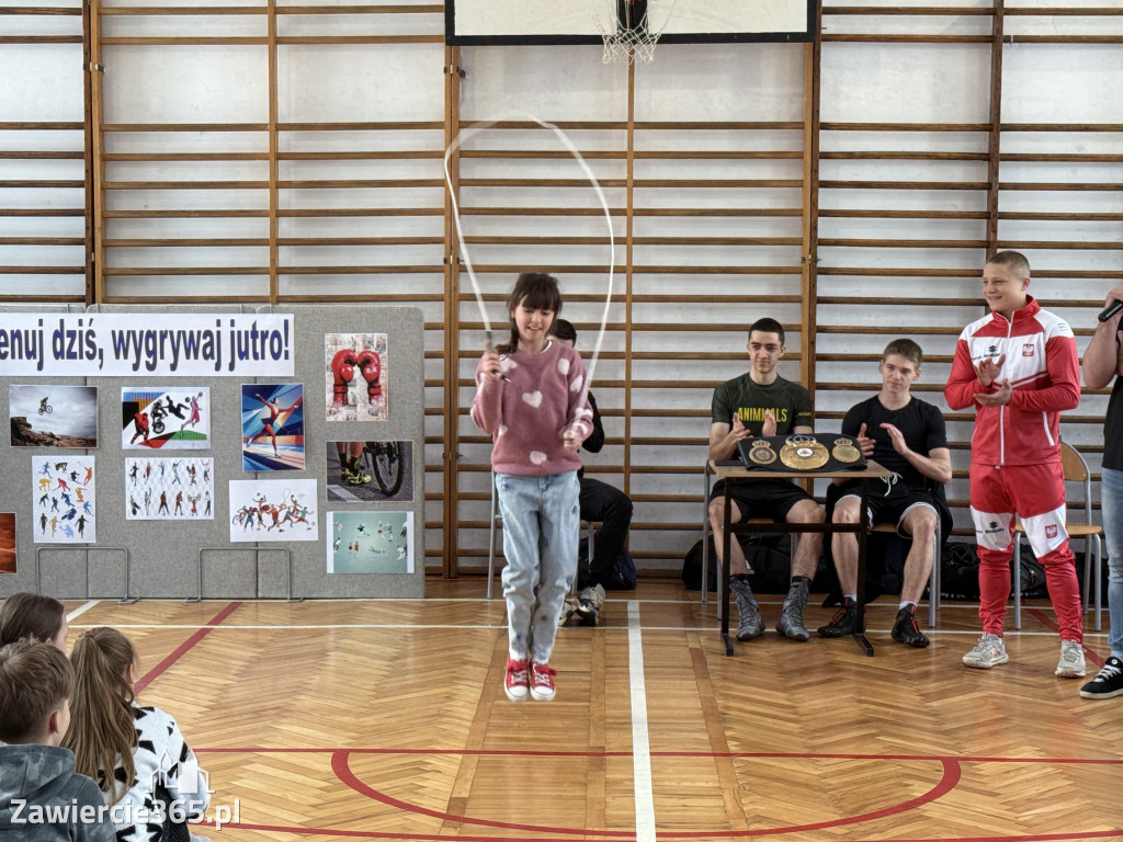 Mistrz Polski i Europy w boksie zawodowym Damian Jonak w SP4 w Zawierciu