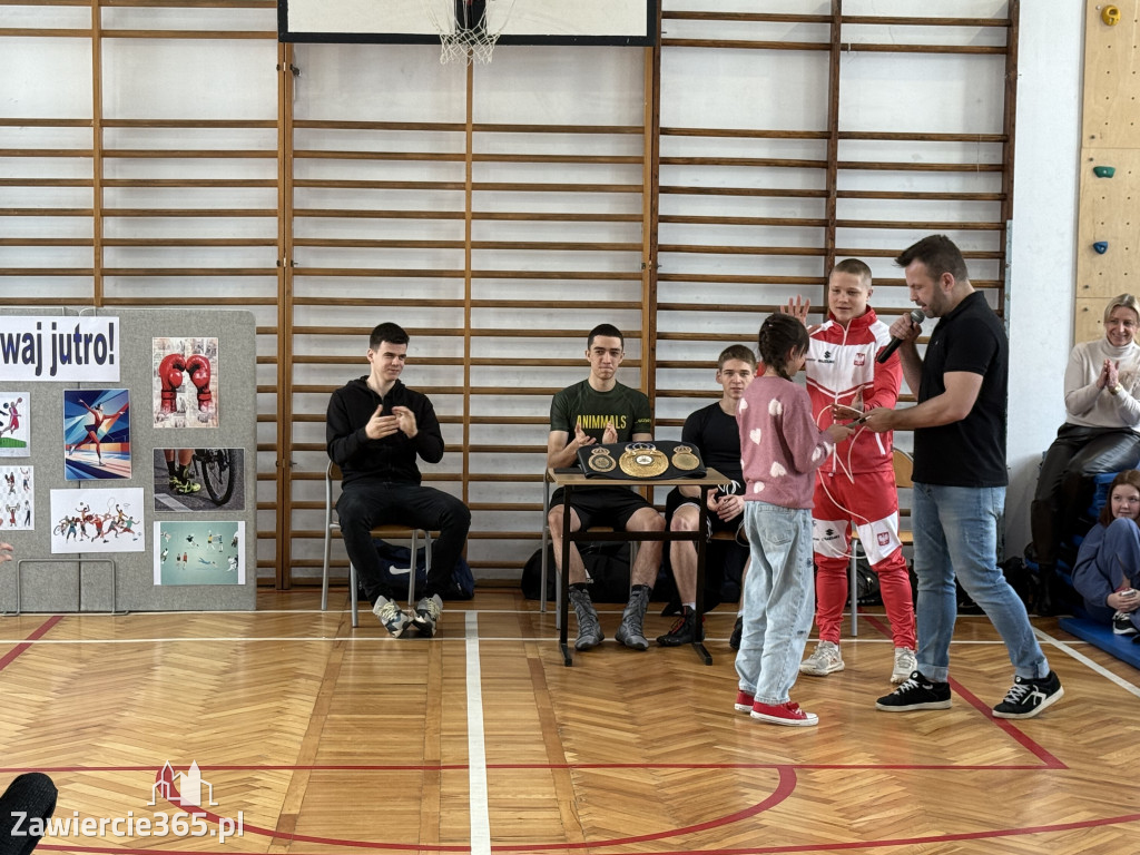 Mistrz Polski i Europy w boksie zawodowym Damian Jonak w SP4 w Zawierciu