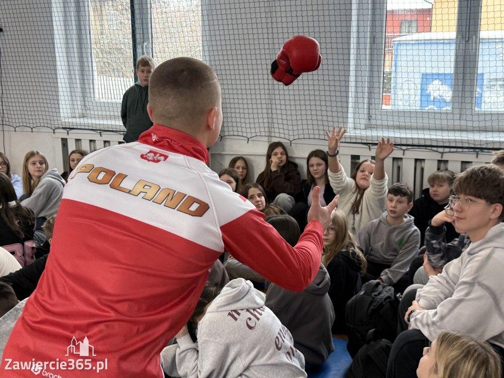 Mistrz Polski i Europy w boksie zawodowym Damian Jonak w SP4 w Zawierciu