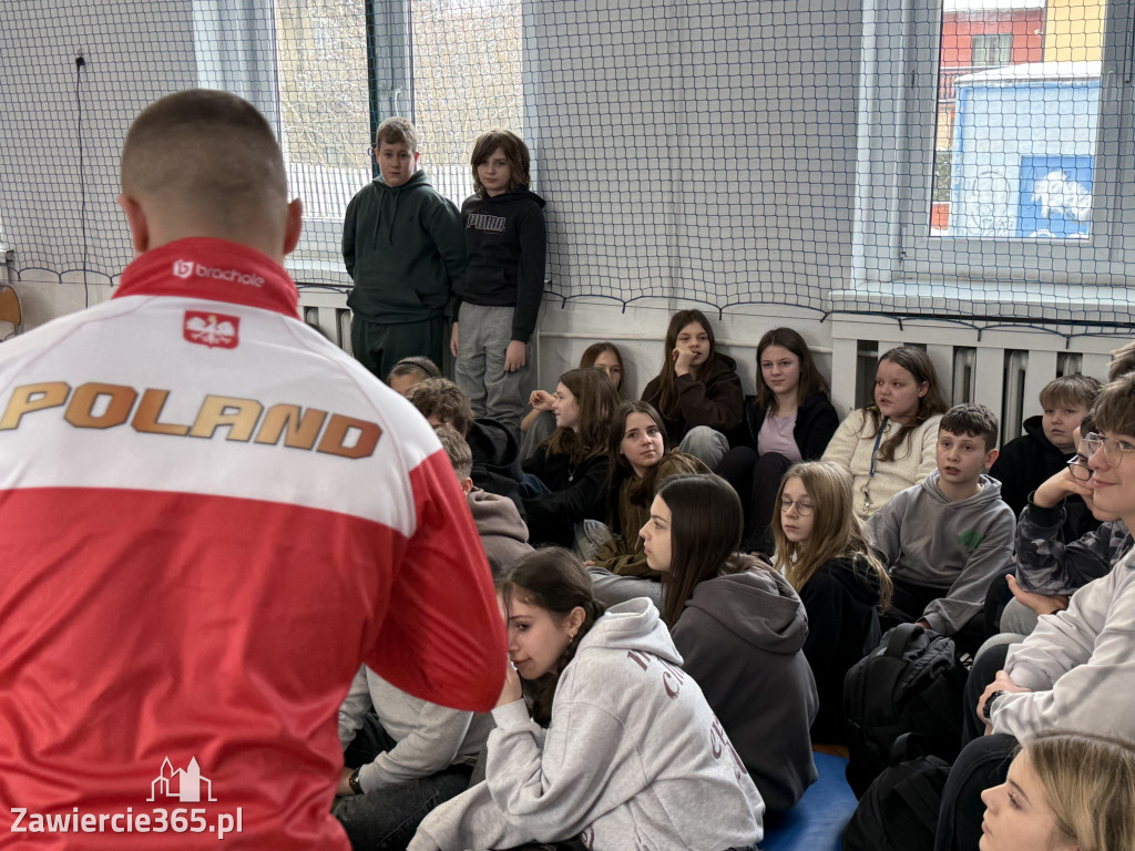 Mistrz Polski i Europy w boksie zawodowym Damian Jonak w SP4 w Zawierciu