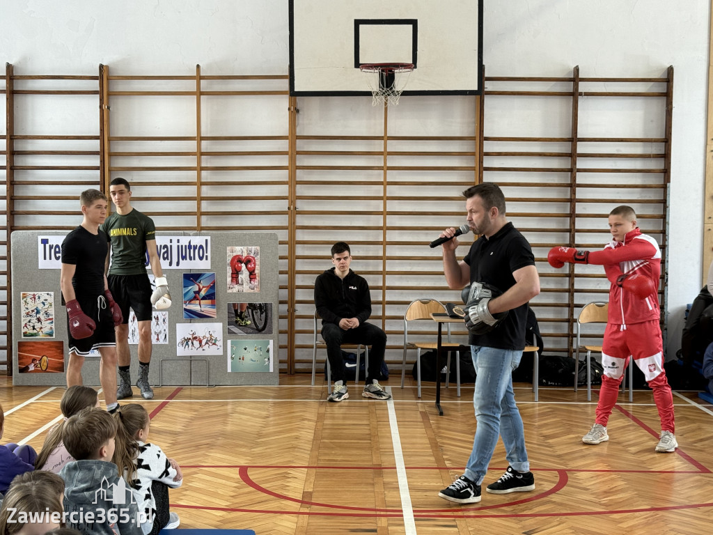 Mistrz Polski i Europy w boksie zawodowym Damian Jonak w SP4 w Zawierciu