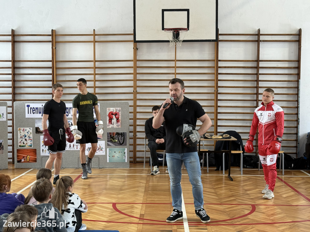 Mistrz Polski i Europy w boksie zawodowym Damian Jonak w SP4 w Zawierciu