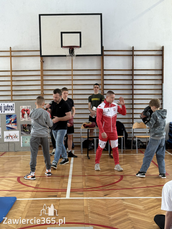 Mistrz Polski i Europy w boksie zawodowym Damian Jonak w SP4 w Zawierciu