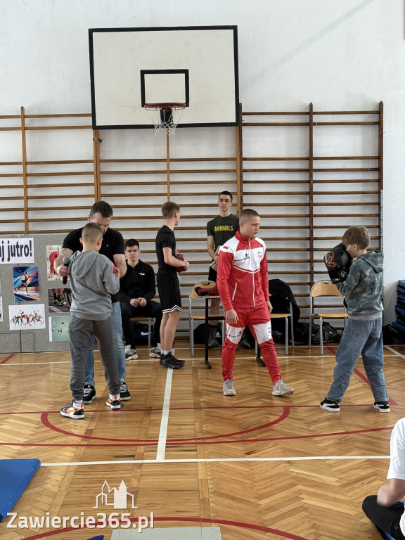 Mistrz Polski i Europy w boksie zawodowym Damian Jonak w SP4 w Zawierciu