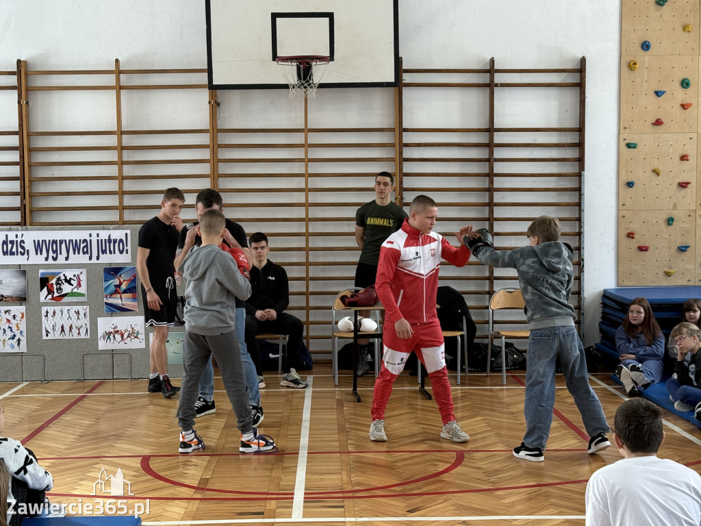 Mistrz Polski i Europy w boksie zawodowym Damian Jonak w SP4 w Zawierciu