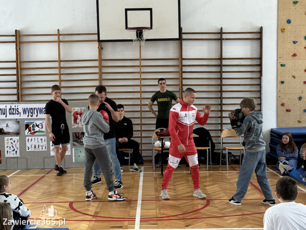 Mistrz Polski i Europy w boksie zawodowym Damian Jonak w SP4 w Zawierciu