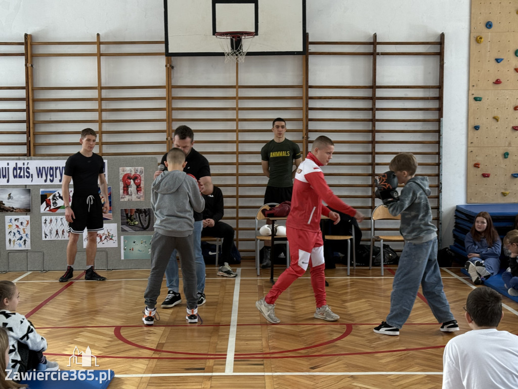 Mistrz Polski i Europy w boksie zawodowym Damian Jonak w SP4 w Zawierciu