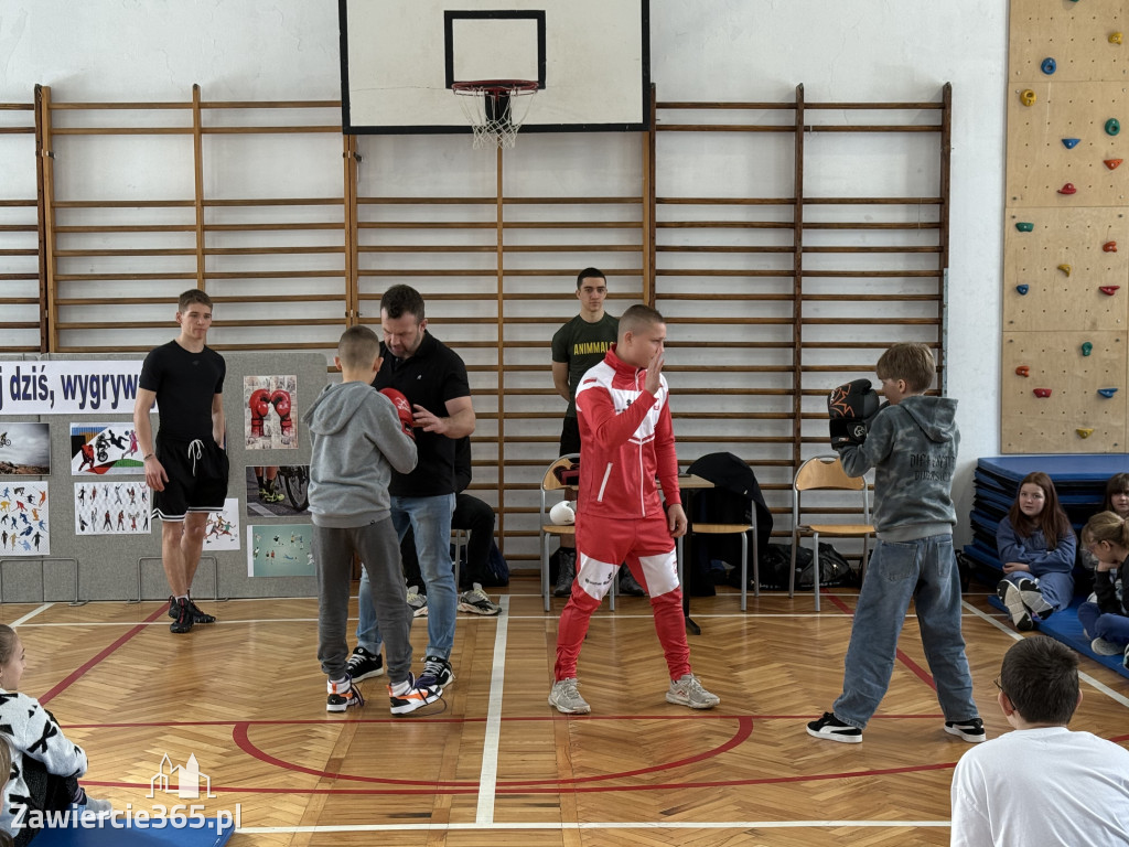 Mistrz Polski i Europy w boksie zawodowym Damian Jonak w SP4 w Zawierciu