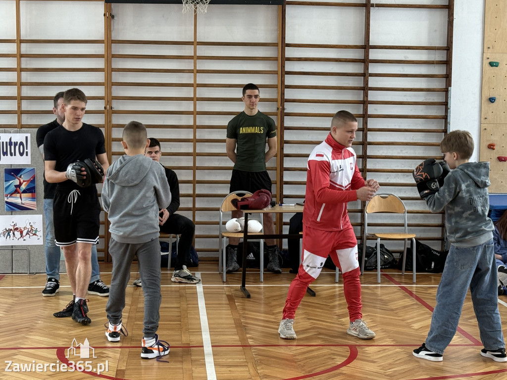 Mistrz Polski i Europy w boksie zawodowym Damian Jonak w SP4 w Zawierciu