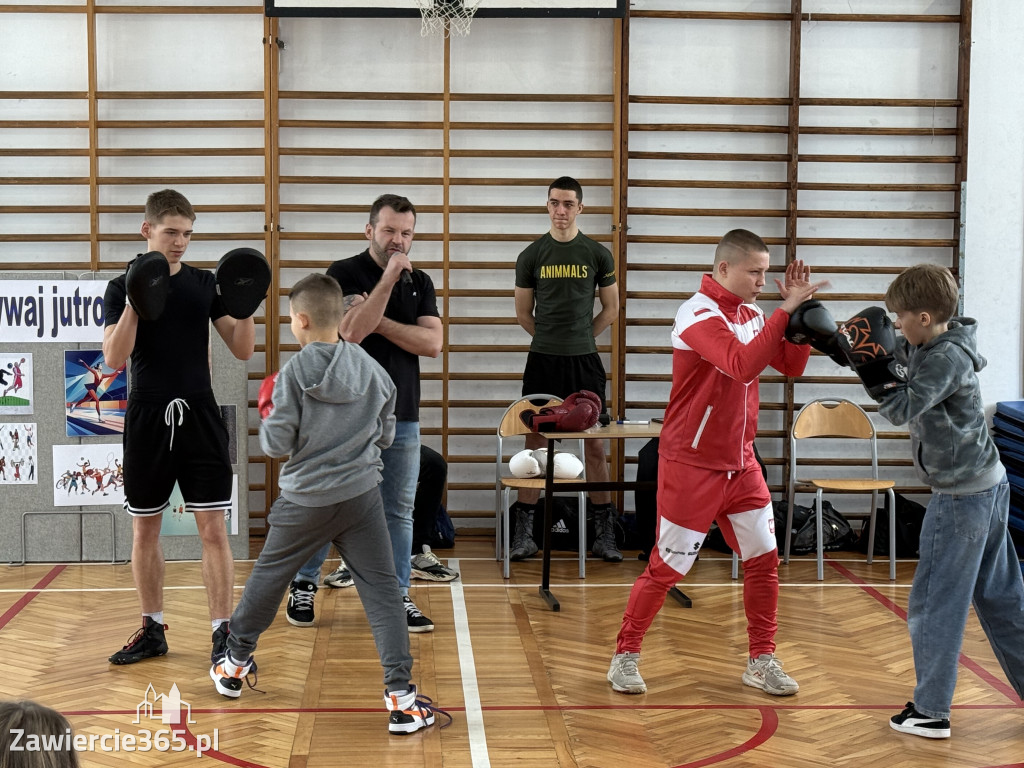 Mistrz Polski i Europy w boksie zawodowym Damian Jonak w SP4 w Zawierciu