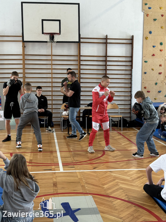 Mistrz Polski i Europy w boksie zawodowym Damian Jonak w SP4 w Zawierciu