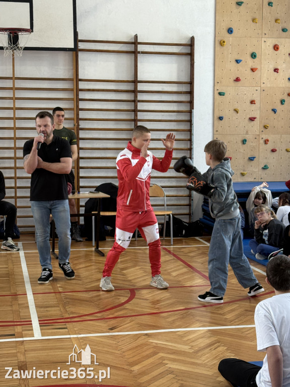 Mistrz Polski i Europy w boksie zawodowym Damian Jonak w SP4 w Zawierciu