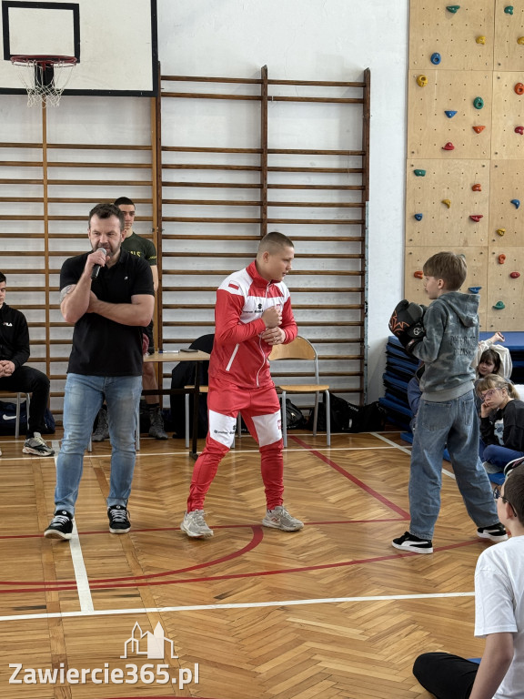 Mistrz Polski i Europy w boksie zawodowym Damian Jonak w SP4 w Zawierciu