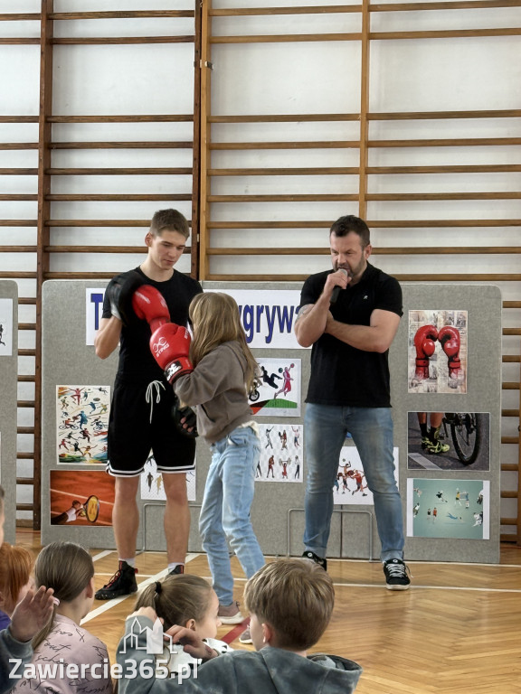Mistrz Polski i Europy w boksie zawodowym Damian Jonak w SP4 w Zawierciu
