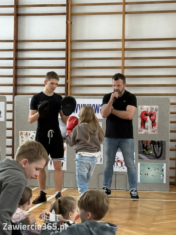 Mistrz Polski i Europy w boksie zawodowym Damian Jonak w SP4 w Zawierciu