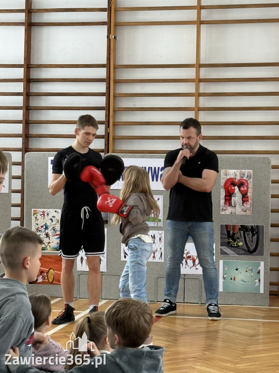 Mistrz Polski i Europy w boksie zawodowym Damian Jonak w SP4 w Zawierciu