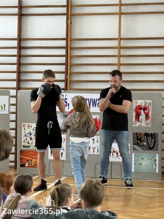 Mistrz Polski i Europy w boksie zawodowym Damian Jonak w SP4 w Zawierciu