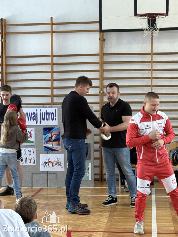 Mistrz Polski i Europy w boksie zawodowym Damian Jonak w SP4 w Zawierciu