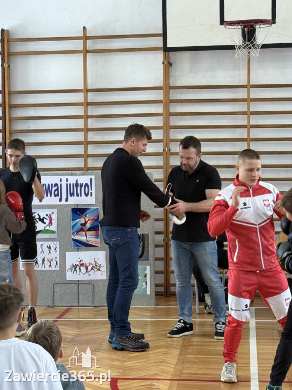 Mistrz Polski i Europy w boksie zawodowym Damian Jonak w SP4 w Zawierciu