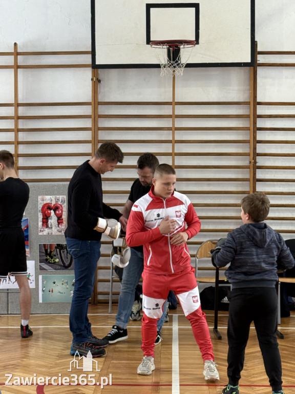 Mistrz Polski i Europy w boksie zawodowym Damian Jonak w SP4 w Zawierciu