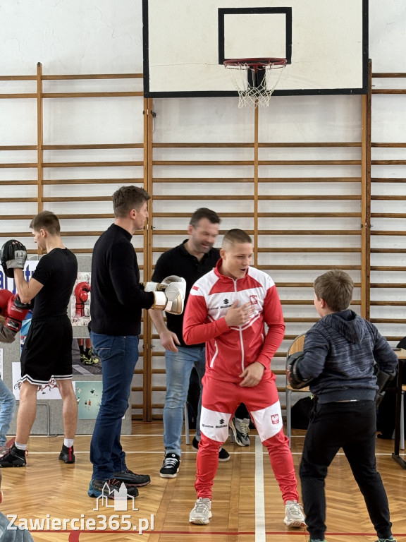 Mistrz Polski i Europy w boksie zawodowym Damian Jonak w SP4 w Zawierciu