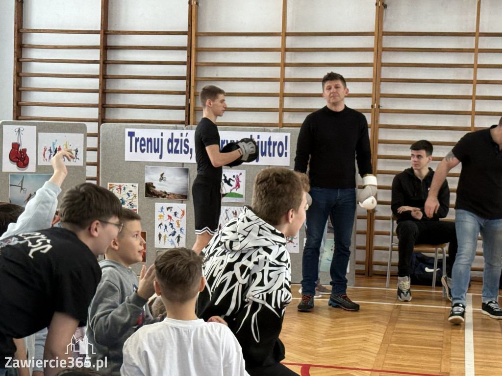 Mistrz Polski i Europy w boksie zawodowym Damian Jonak w SP4 w Zawierciu