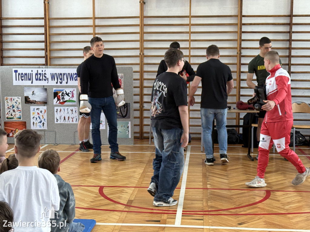 Mistrz Polski i Europy w boksie zawodowym Damian Jonak w SP4 w Zawierciu