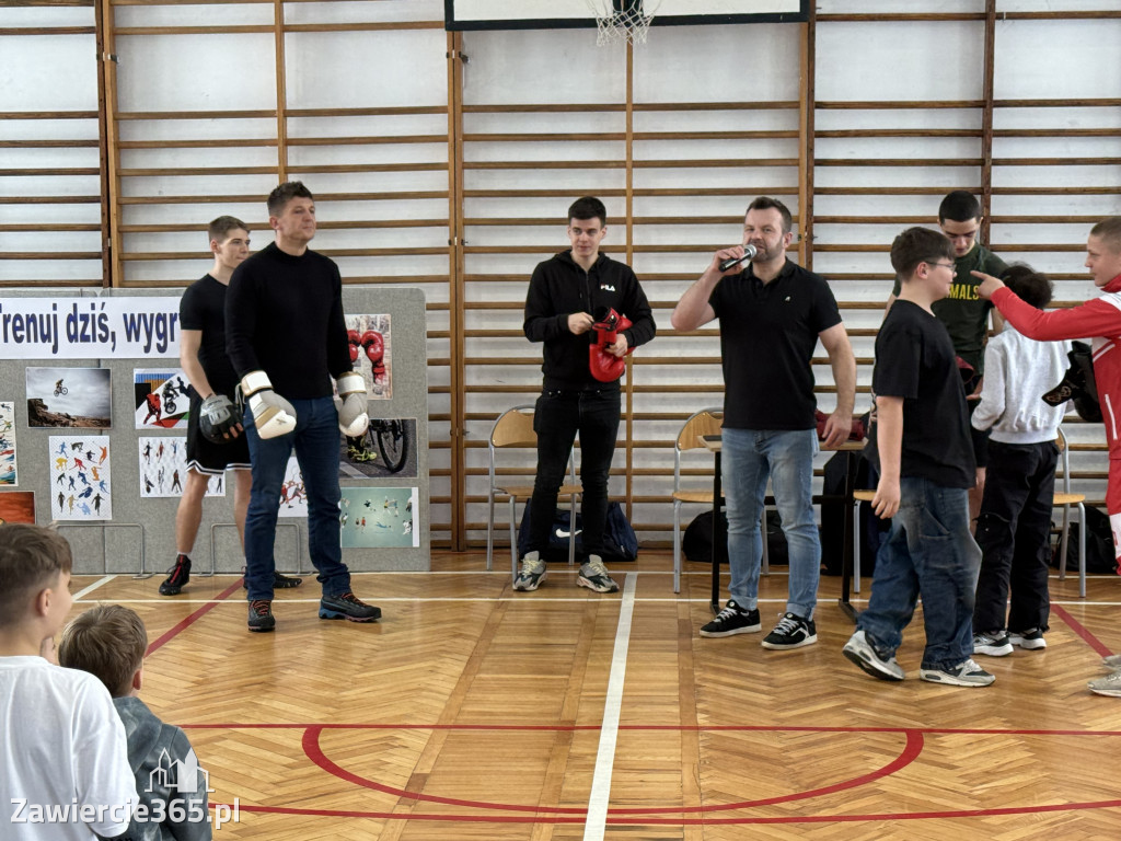 Mistrz Polski i Europy w boksie zawodowym Damian Jonak w SP4 w Zawierciu